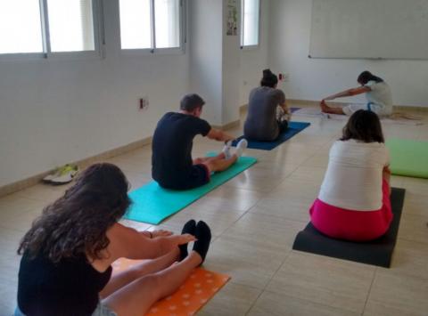 Un grupo de jóvenes atendidos en Azarbe participan en un taller de yoga y relajación 