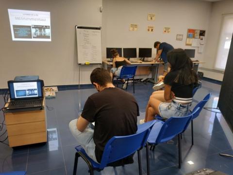 Jóvenes atendidos en Azarbe realizan un taller sobre control de impulsos. 2019