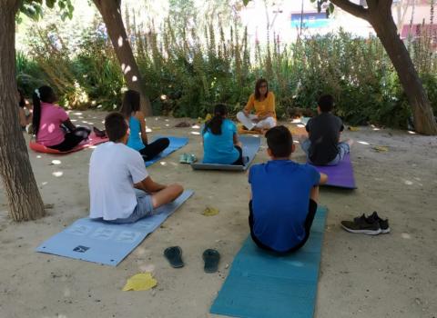 Un grupo de jóvenes atendidos en Azarbe llevan a cabo un taller de yoga y relajación. Murcia 2019.