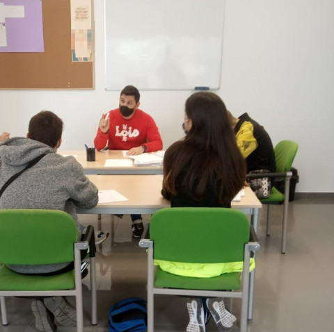 Un grupo de jóvenes atendidos en el Programa de Inserción Azarbe inicia la preparación de las pruebas libres de Competencias Clave de Nivel II. Azarbe 2020.