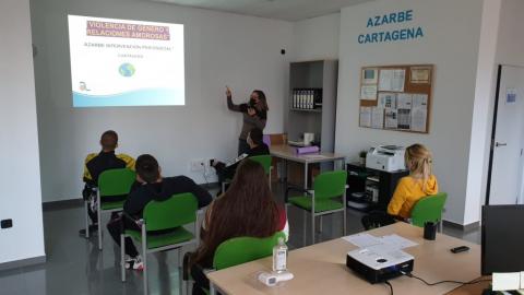 Jóvenes atendidos en el Programa de Inserción Azarbe realizan actividades de prevención y sensibilización con motivo del 25N