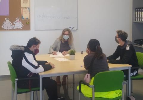 Un grupo de jóvenes atendidos en el Programa de Inserción Azarbe de Cartagena continúan su preparación para realizar las pruebas libres de competencias clave de nivel II 