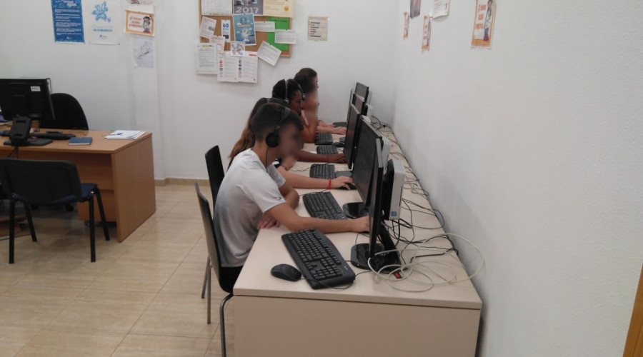 Un grupo de jóvenes atendidos en Azarbe realizan un taller de prevención sobre drogas y sustancias adictivas