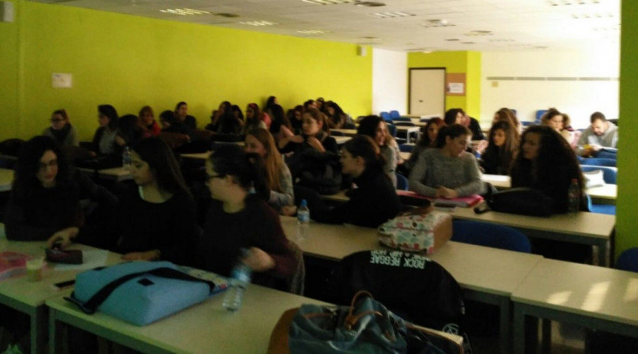 Profesionales del programa de inserción de Azarbe imparten una charla sobre su labor en la Universidad de Murcia