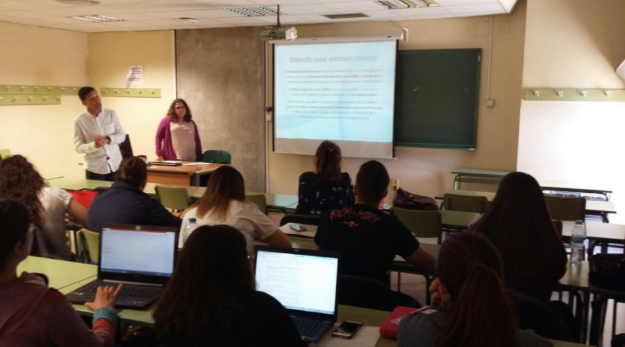 Profesionales del programa de inserción de Azarbe participan en la charla ‘La formación desde orientación laboral’ en la Universidad de Murcia. Azarbe 2018. 