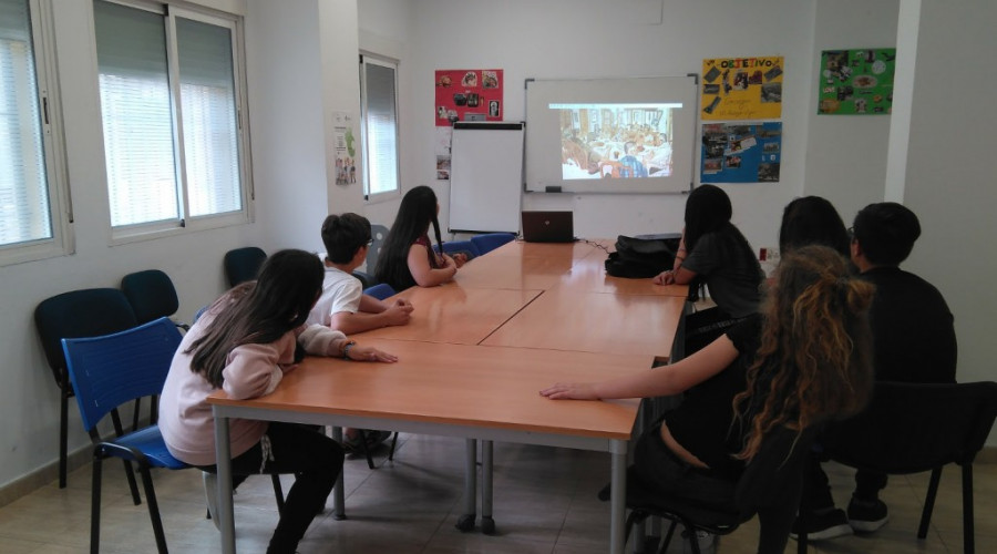 Un grupo de jóvenes atendidos en Azarbe participa en un taller de desarrollo personal. 2018