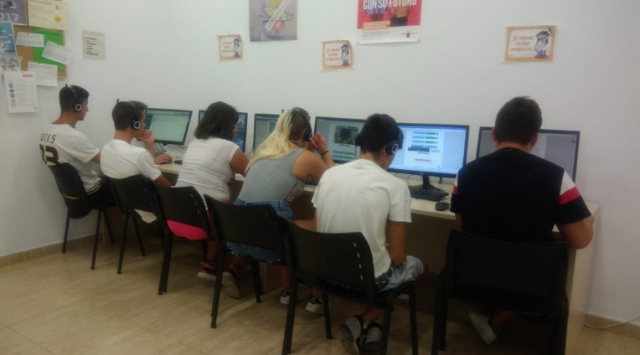 Un grupo de jóvenes atendidos en Azarbe realizan un curso para la obtención del carnet de manipulador de alimentos. 2018