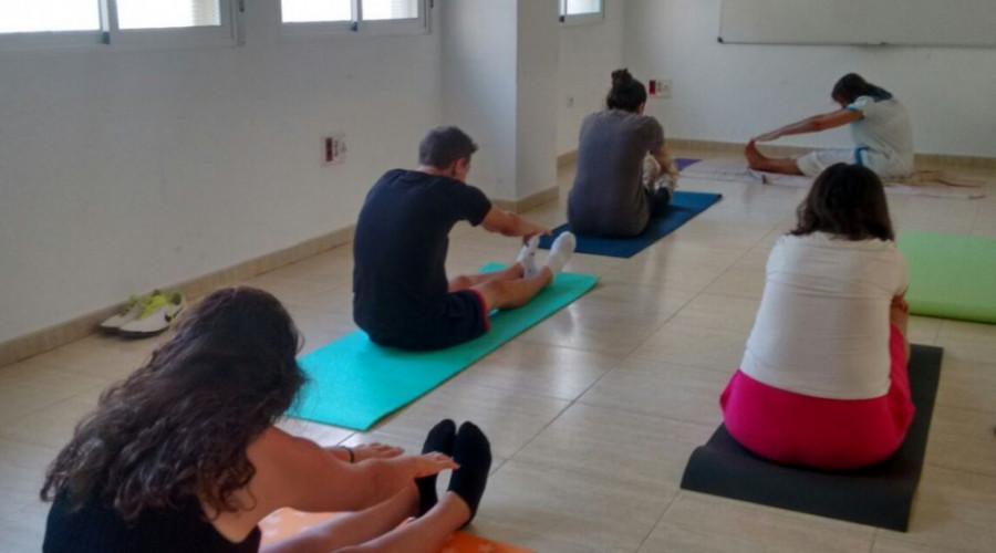 Un grupo de jóvenes atendidos en Azarbe participan en un taller de yoga y relajación 