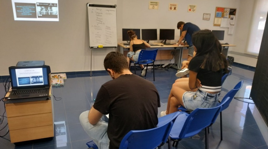 Jóvenes atendidos en Azarbe realizan un taller sobre control de impulsos. 2019