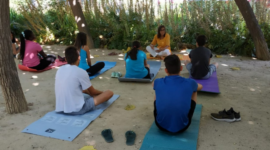 Un grupo de jóvenes atendidos en Azarbe llevan a cabo un taller de yoga y relajación. Murcia 2019.