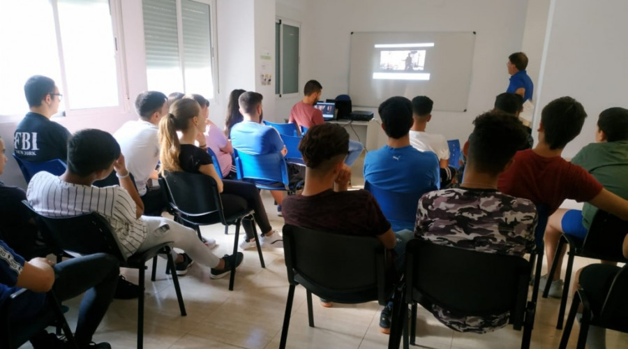 Un grupo de jóvenes atendidos en Azarbe asisten a una charla sobre educación financiera. 2019