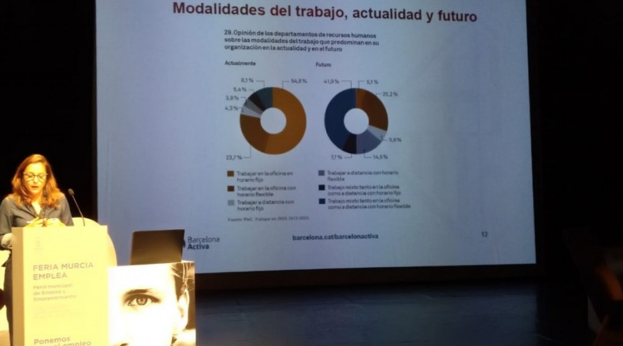 Un grupo de jóvenes atendidos en Azarbe asisten a Murcia Emplea 2019.