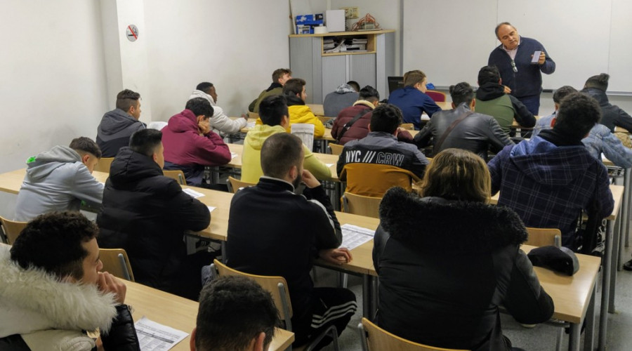 Jóvenes atendidos en Azarbe participan en una visita a la Federación Regional de Empresas del Metal de Murcia (FREMM). 2019