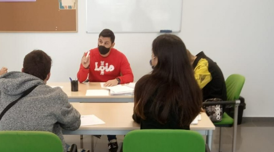 Un grupo de jóvenes atendidos en el Programa de Inserción Azarbe inicia la preparación de las pruebas libres de Competencias Clave de Nivel II. Azarbe 2020.