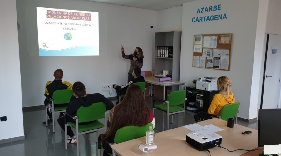 Jóvenes atendidos en el Programa de Inserción Azarbe realizan actividades de prevención y sensibilización con motivo del 25N