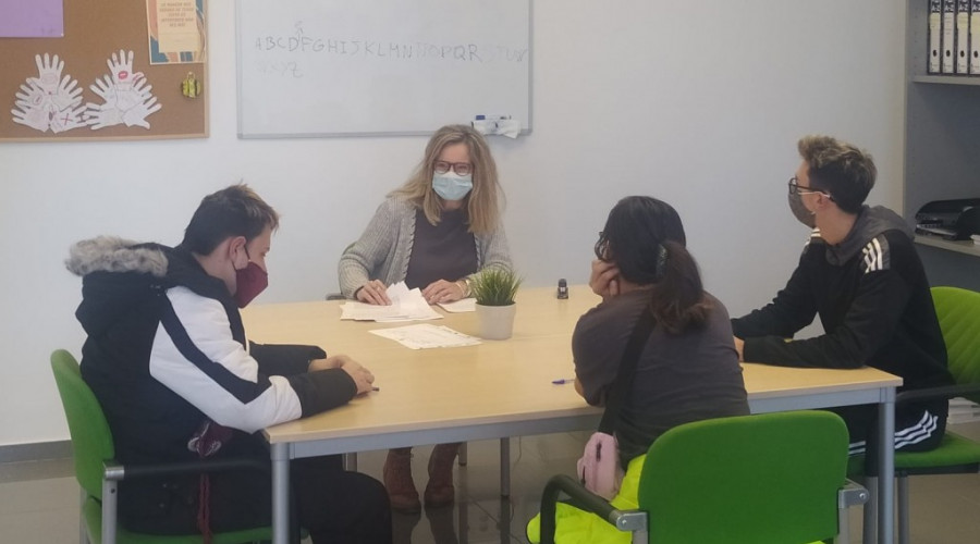 Un grupo de jóvenes atendidos en el Programa de Inserción Azarbe de Cartagena continúan su preparación para realizar las pruebas libres de competencias clave de nivel II 